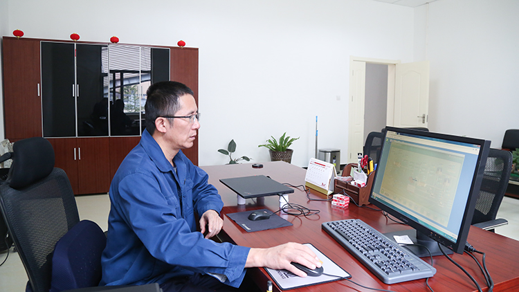 肖云通過在線檢測系統(tǒng)，分析選礦生產(chǎn)數(shù)據(jù).JPG