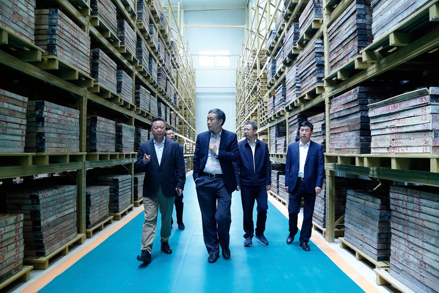 55-2019年4月，全國綠色礦山建設標準解讀與經(jīng)驗交流研討會——綠色礦業(yè)發(fā)展萬里行（隴南站）活動在金徽股份舉辦。中國礦業(yè)聯(lián)合會黨委書記、會長彭齊鳴出席主持會議，并就金徽股份的綠色礦山建設情況進行調研。.jpg